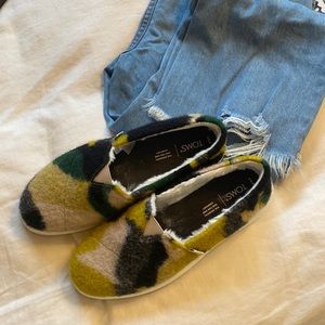 Gently used TOMS mallow fluff. Green black gold